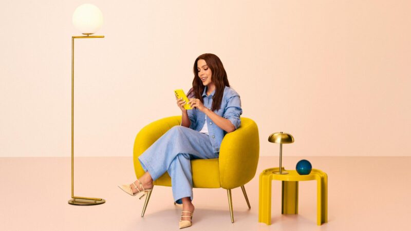 Anitta surpreende fãs ao “ficar parada” em nova campanha.
