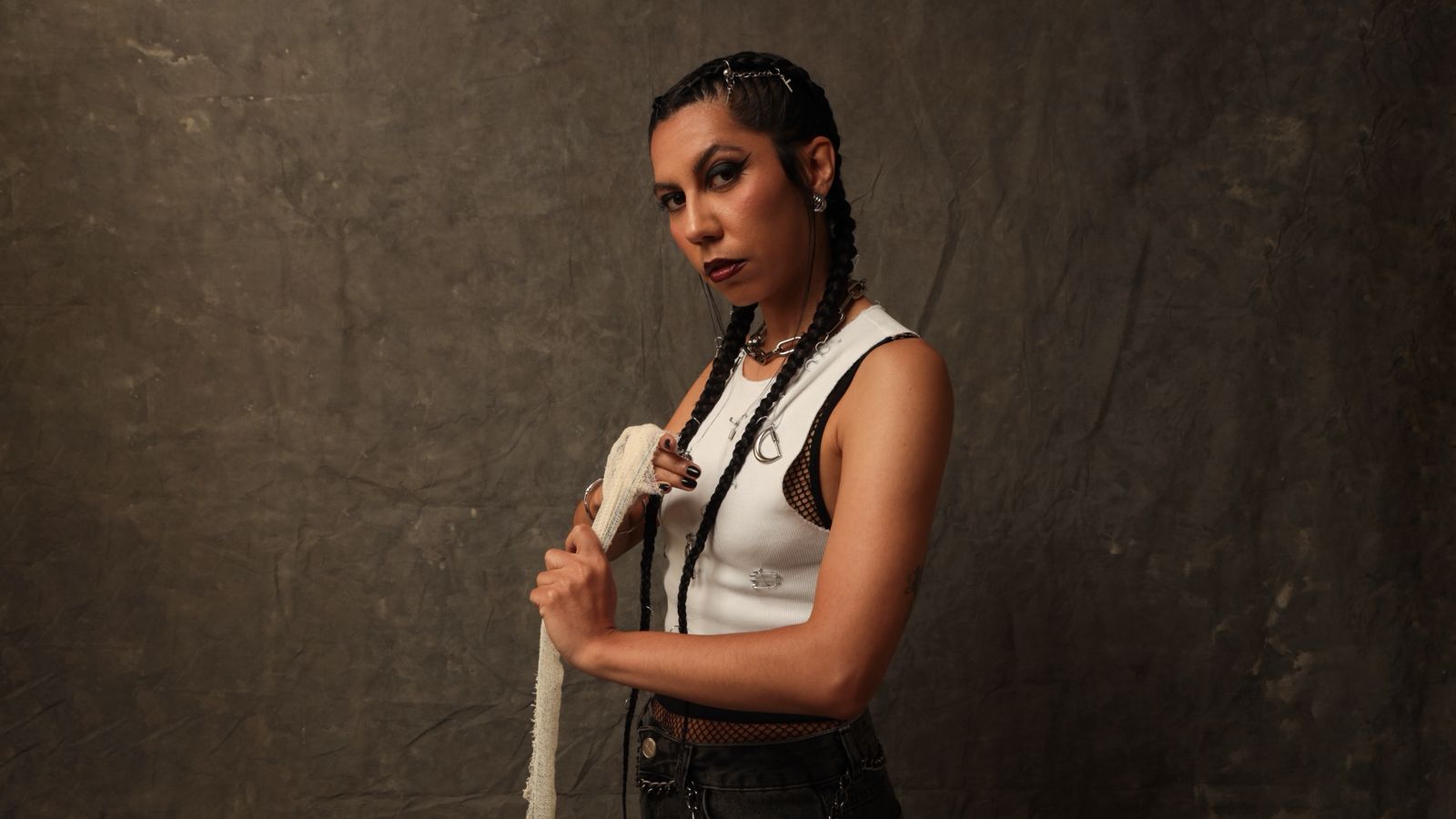 Isabella Flint expõe e “dá nocaute” na traição em novo single “Golpe”