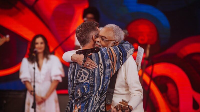 Gilberto Gil é homenageado no “Domingão com Huck” e emociona plateia com clássicos da carreira.
