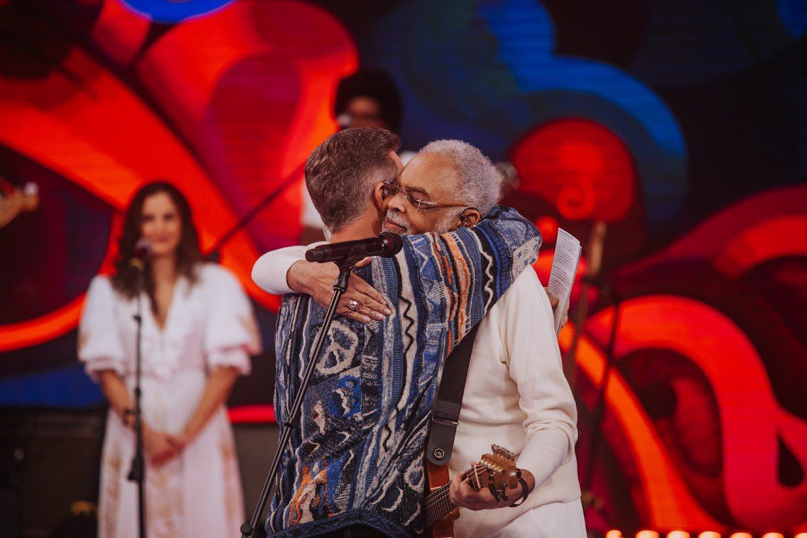 Gilberto Gil é homenageado no “Domingão com Huck” e emociona plateia com clássicos da carreira.