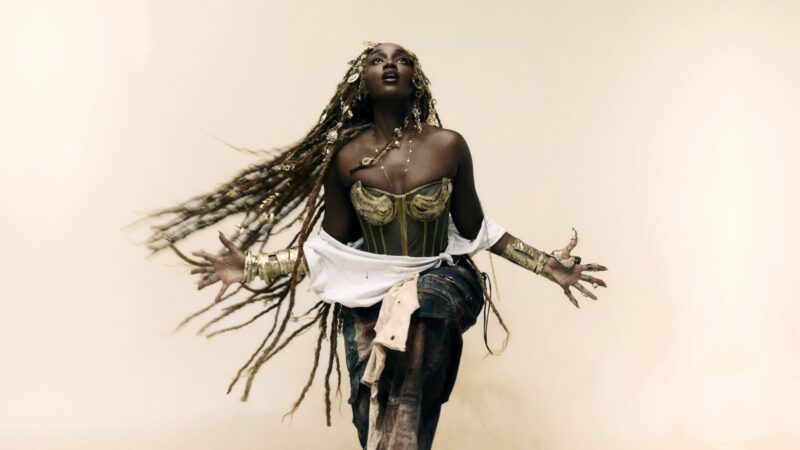 Força, arte e ancestralidade: IZA encanta no The Town e anuncia dois novos singles.
