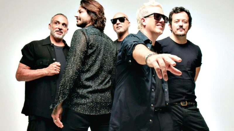 Banda Jota Quest presta homenagem ao soul man Tim Maia no palco do The Town.