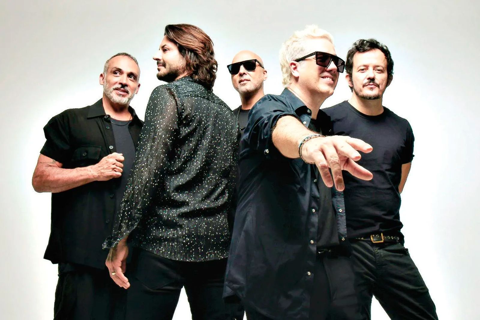 Banda Jota Quest presta homenagem ao soul man Tim Maia no palco do The Town.