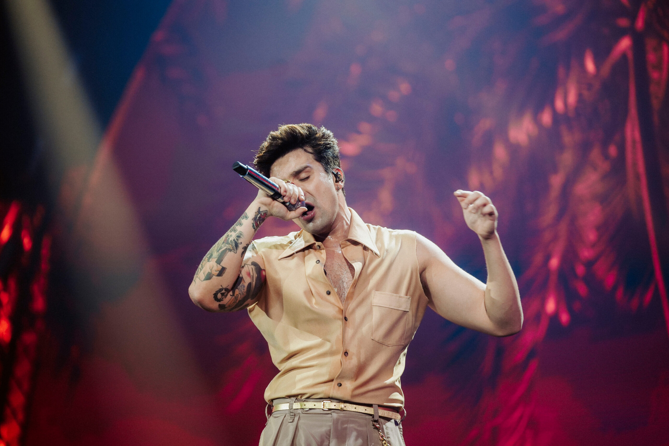 “Olho Marrom”: nova música de Luan Santana estreia nas plataformas e ganha clipe com cenas em Portugal.