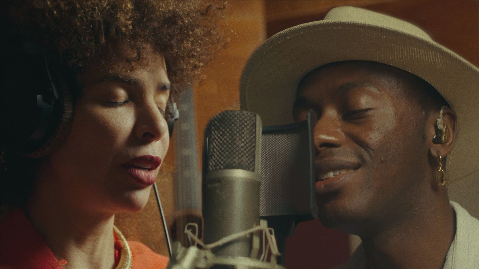 Vanessa da Mata lança clipe de “Troco Tudo”, feat com Jota.pê.