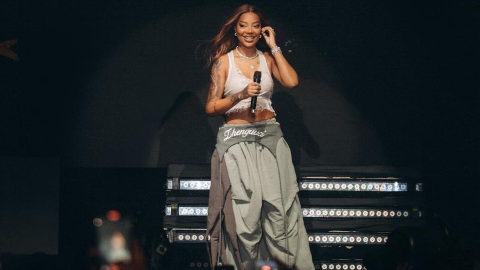 Ludmilla lota casa de shows no Rio e aquece público para novo álbum com show recheado de hits e R&B.