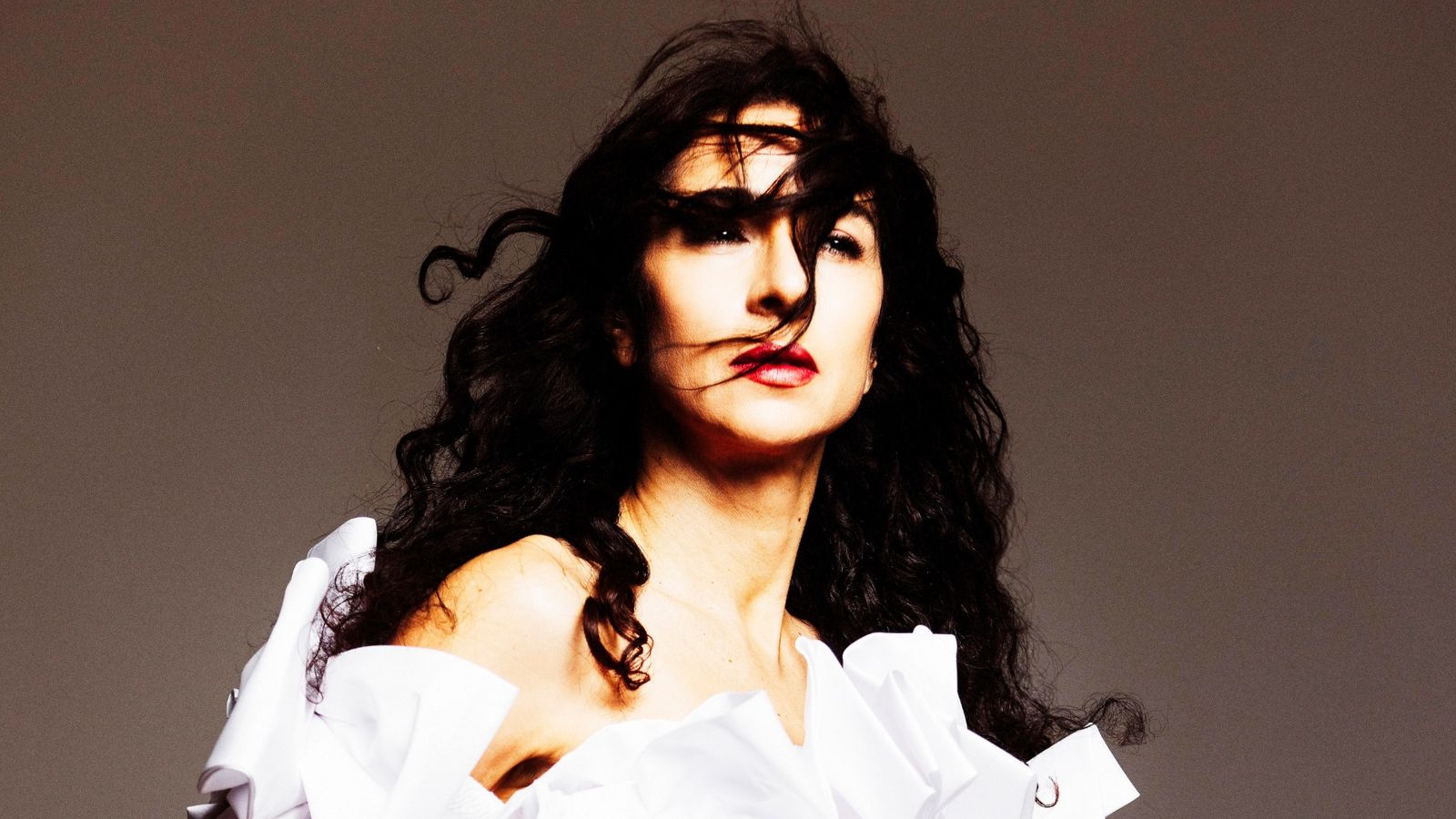 Marisa Monte lança “Sua Onda”, parceria inédita com Carlinhos Brown e Arnaldo Antunes, produzida por Gustavo Santaolalla.
