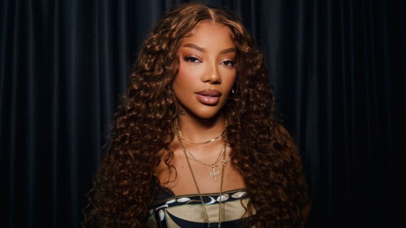 “Quando lembro que tenho um álbum pra lançar”: Ludmilla reage a memes sobre vídeo e aquece divulgação de novo álbum de R&B.