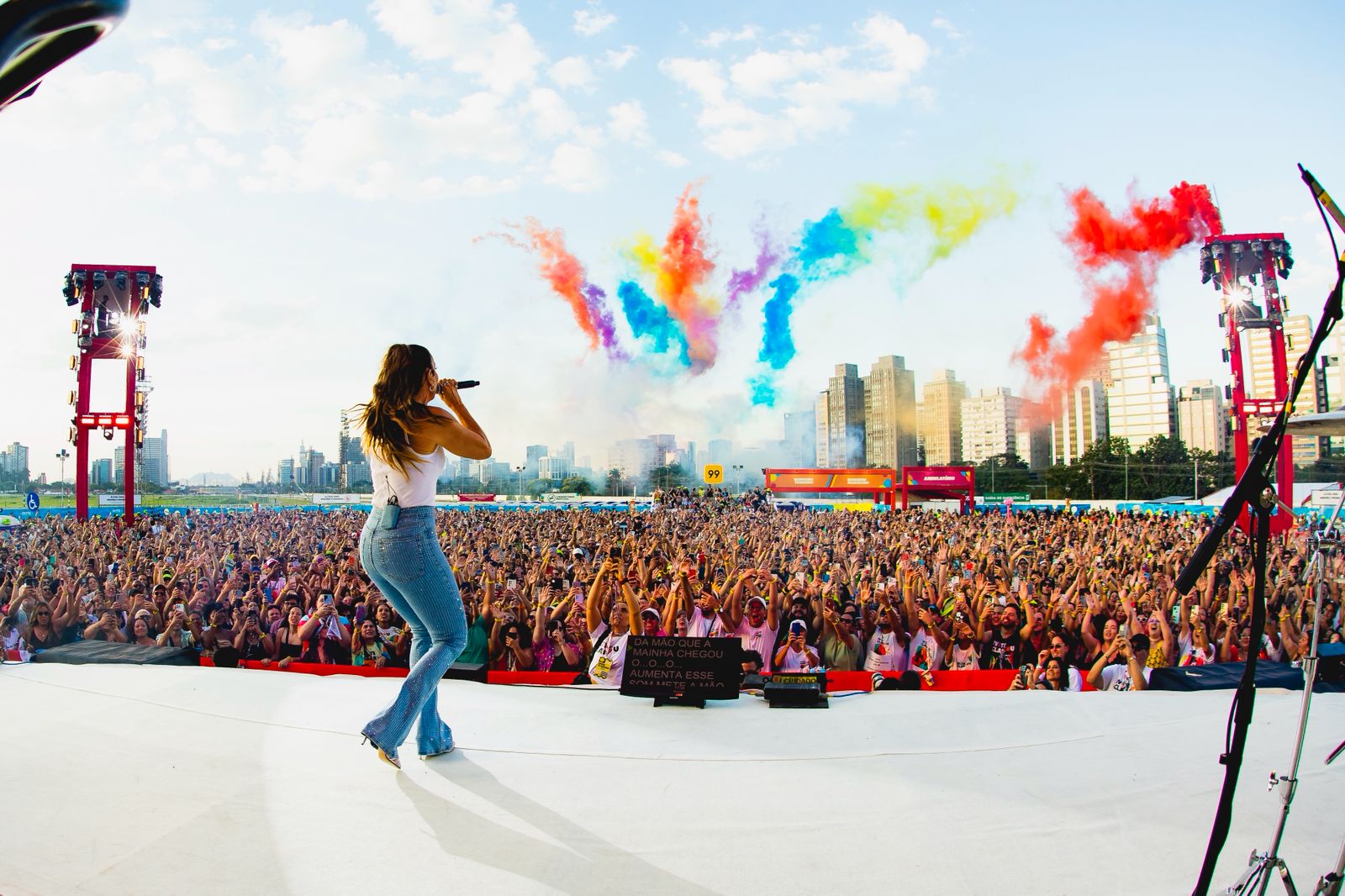 Ivete Sangalo estreia turnê “Ivete Clareou” em São Paulo com convidados especiais e show repleto de clássicos do samba e pagode.