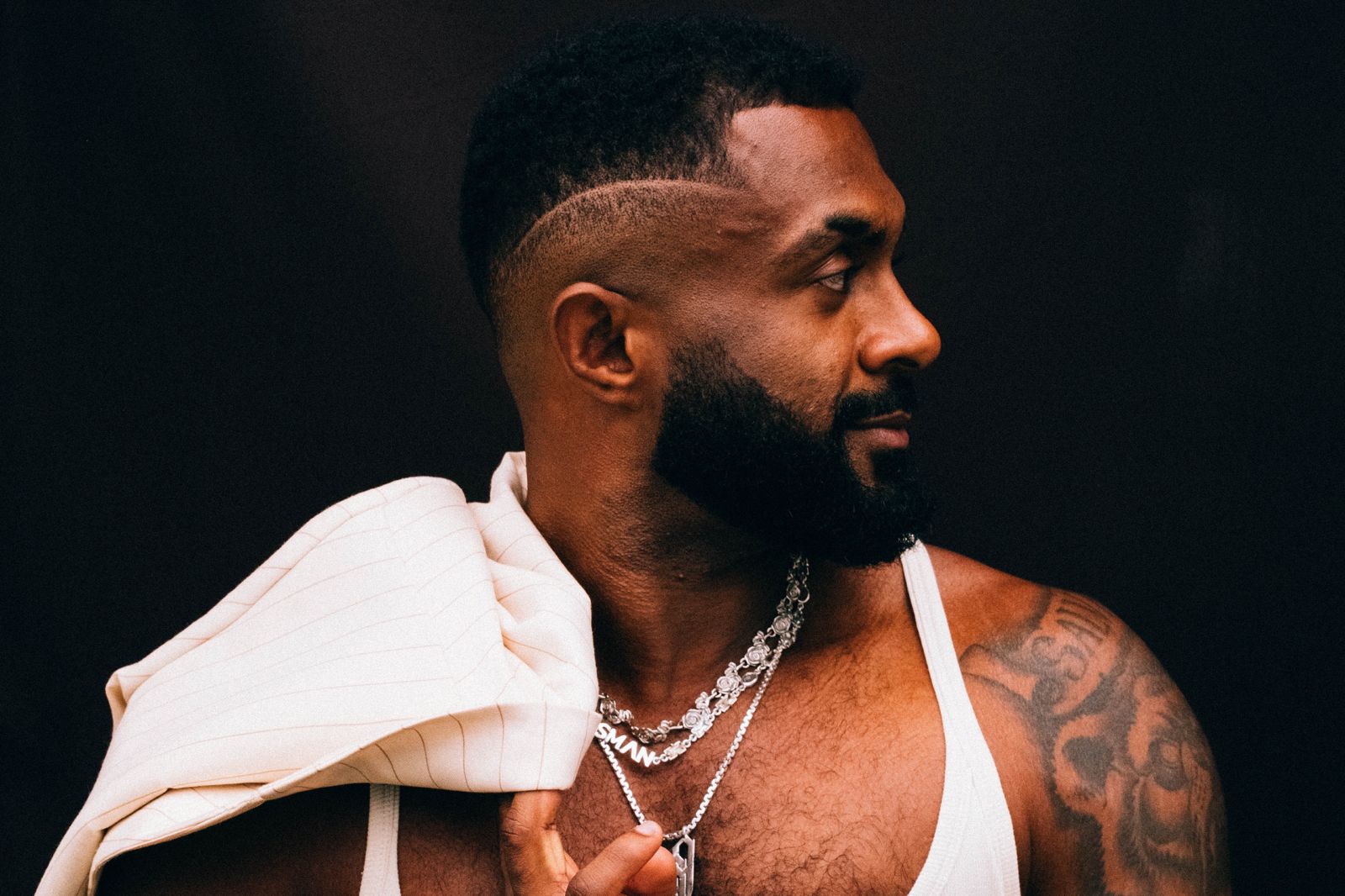 Baco Exu do Blues lança single com participação de Zeca Veloso e clipe estrelado por Ingrid Silva.