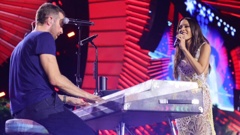 Anitta surpreende público ao cantar “Viva La Vida” durante show do Coldplay no Global Citizen Amazônia.