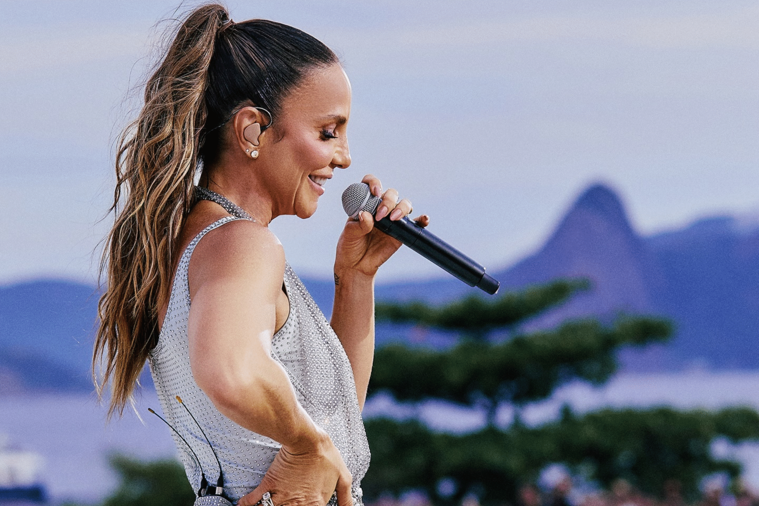 Samba, energia e seis horas de show: Ivete ilumina o sábado dos cariocas.