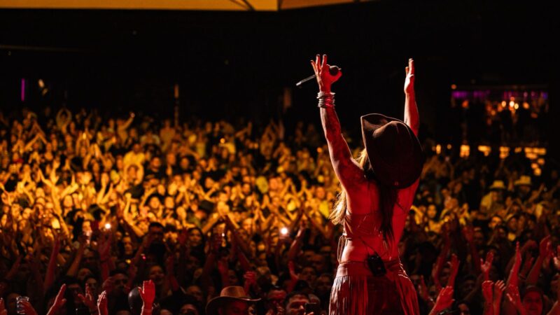 Em noite histórica, Lauana Prado resgata a raiz do sertanejo no Rio de Janeiro.