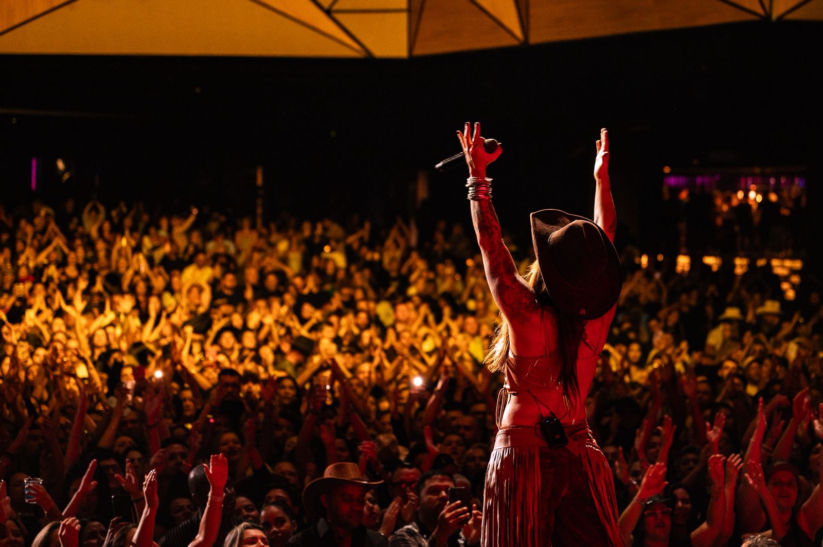 Em noite histórica, Lauana Prado resgata a raiz do sertanejo no Rio de Janeiro.