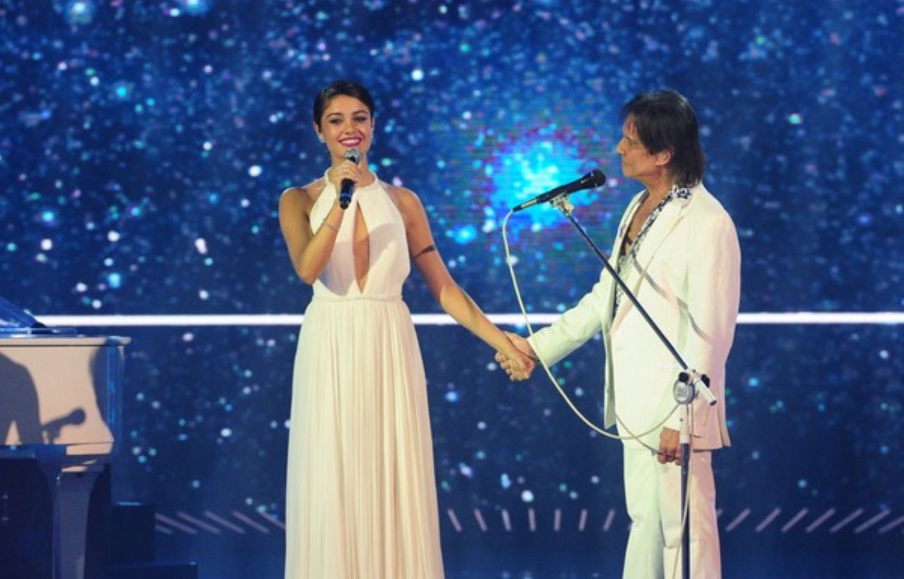 Roberto Carlos e Sophie Charlotte apresentam nova versão de “Proposta”