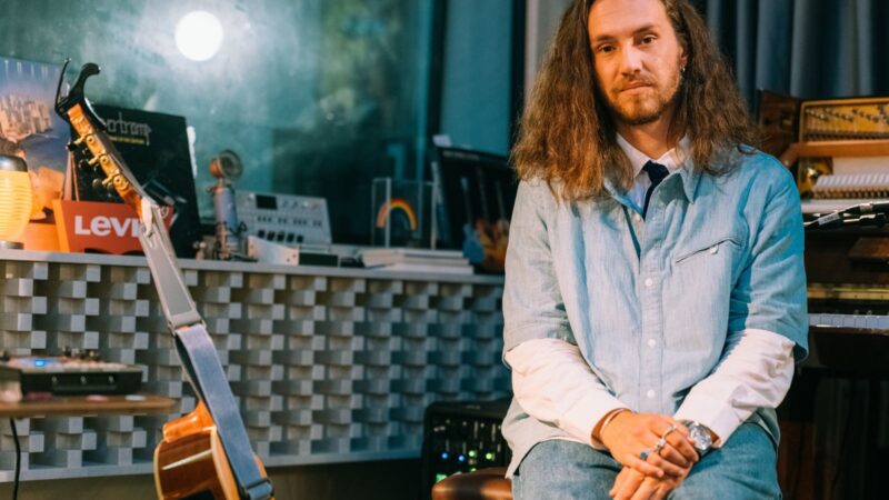 Vitor Kley lança inédita “Nós Dois” e anuncia projeto ao vivo.