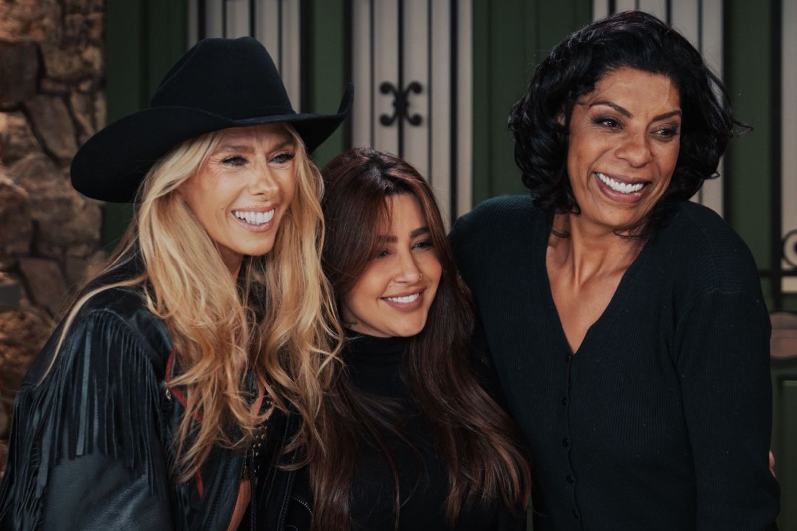 Lauana Prado e Márcia Fu surpreendem peões ao dividirem o palco de A Fazenda 17 com “Escrito nas Estrelas”