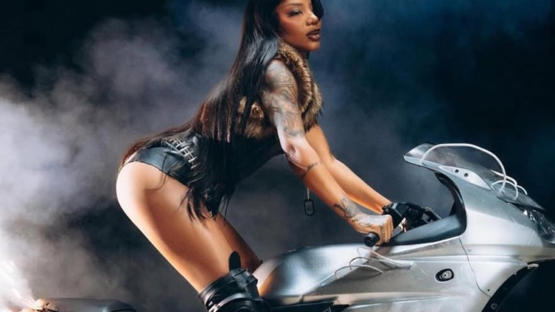 ‘Fragmentos’: novo álbum de Ludmilla completa um mês com recordes e liderança nas plataformas.