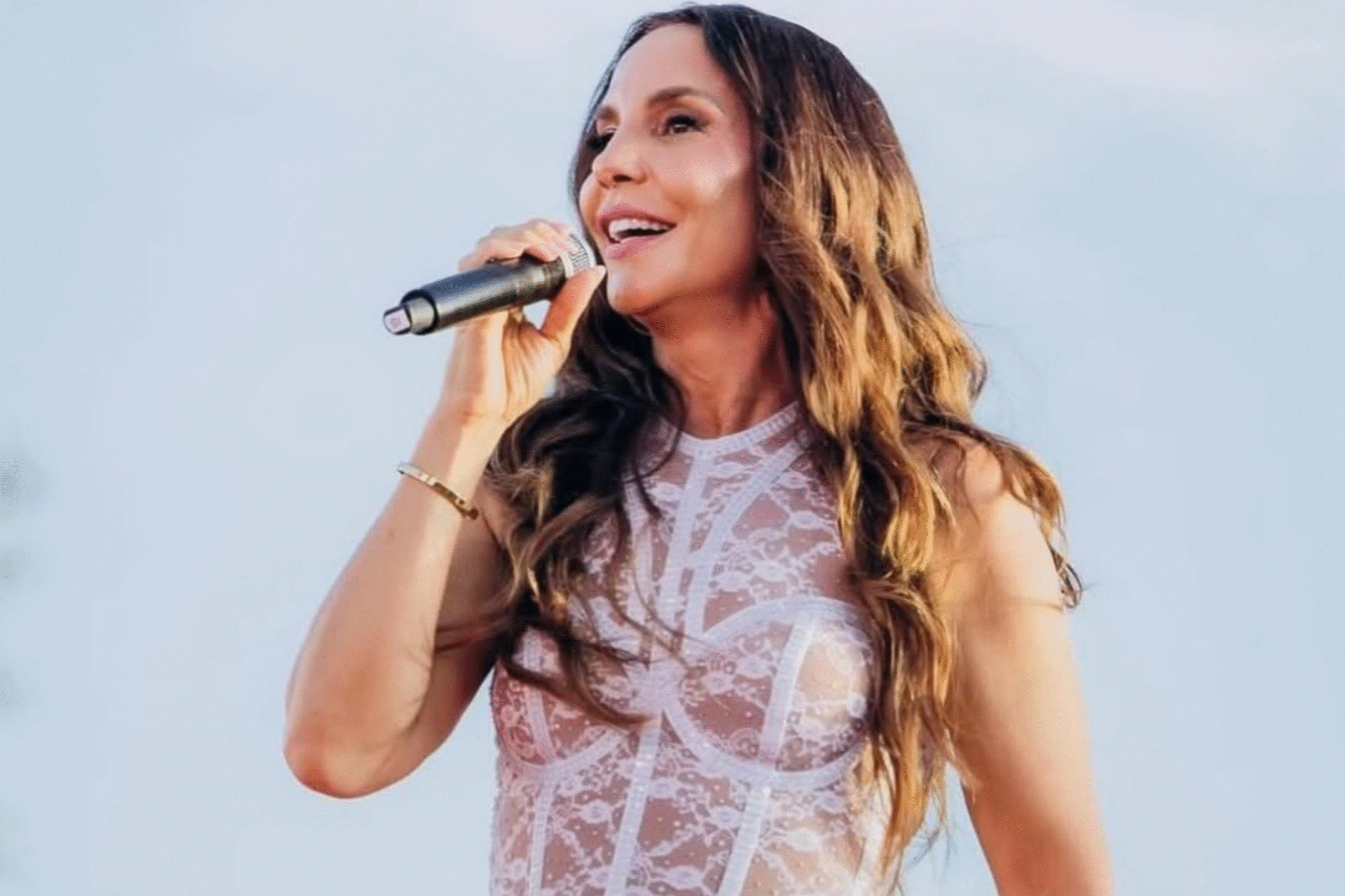 “Ivete Clareou”: Ivete Sangalo entrega maratona de mais de 6 horas de show e transforma Wet Salvador em grande roda de samba.