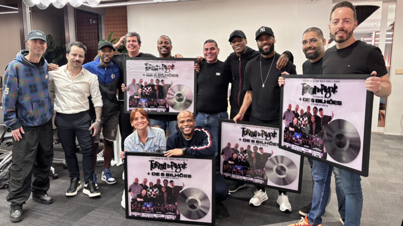 Turma do Pagode celebra 6 bilhões de streams e ganha homenagem da Sony Music.