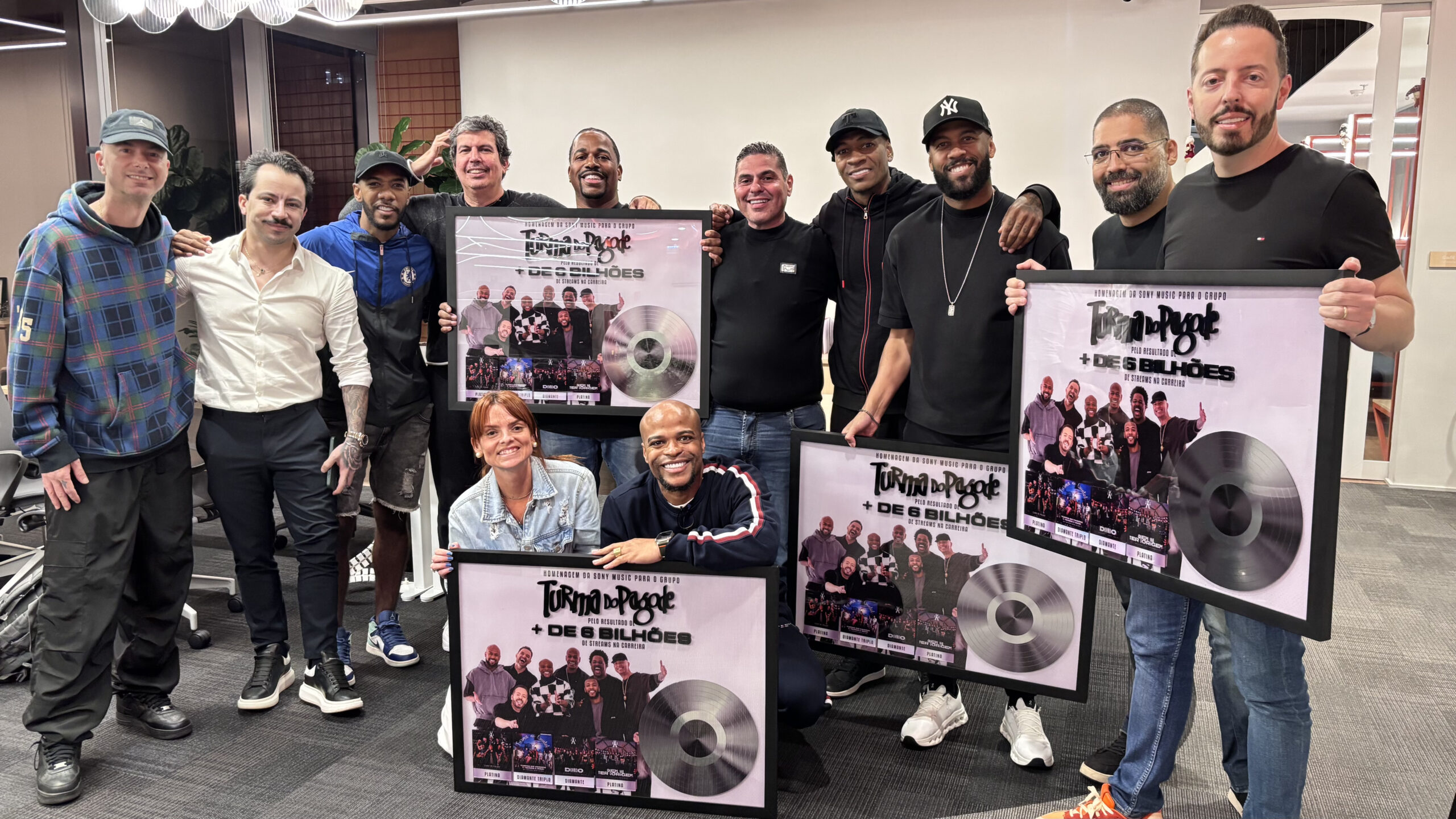 Turma do Pagode celebra 6 bilhões de streams e ganha homenagem da Sony Music.