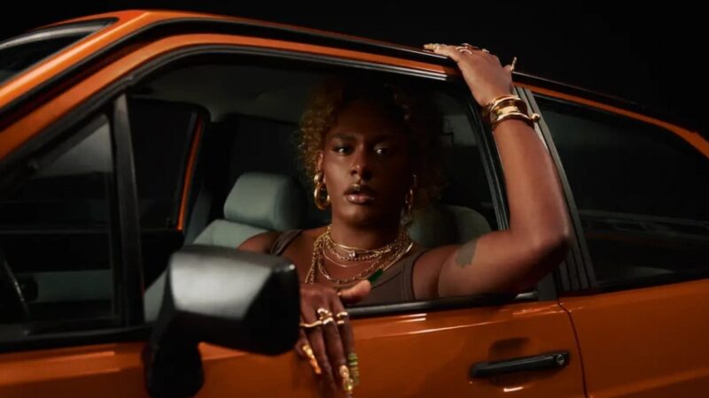 Liniker anuncia BYE BYE CAJU, a turnê de despedida do disco que transformou a música brasileira.