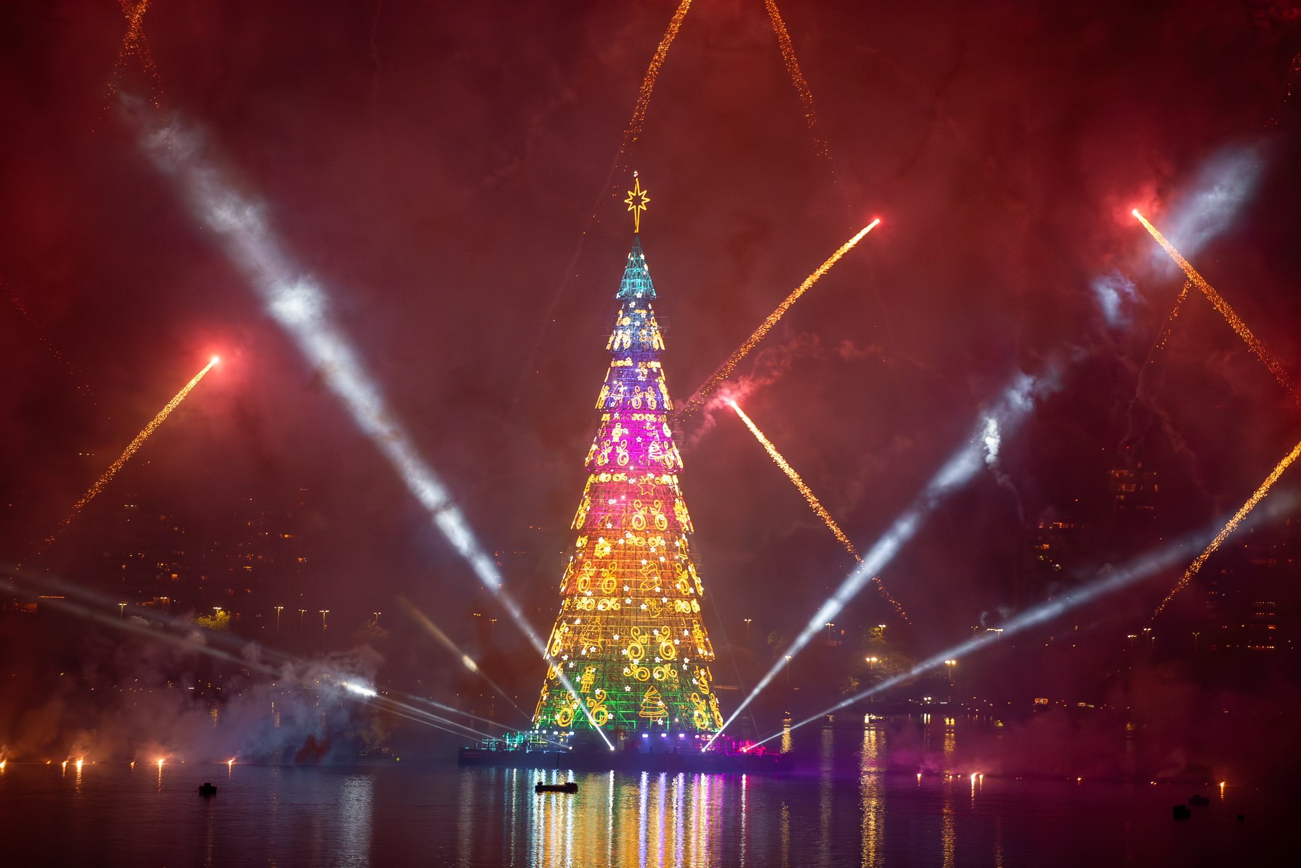 Árvore do Rio é acesa na Lagoa Rodrigo de Freitas.