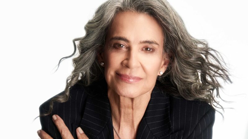 Álbum natalino de Simone comemora 30 anos e cantora interage com os fãs em seu site oficial.