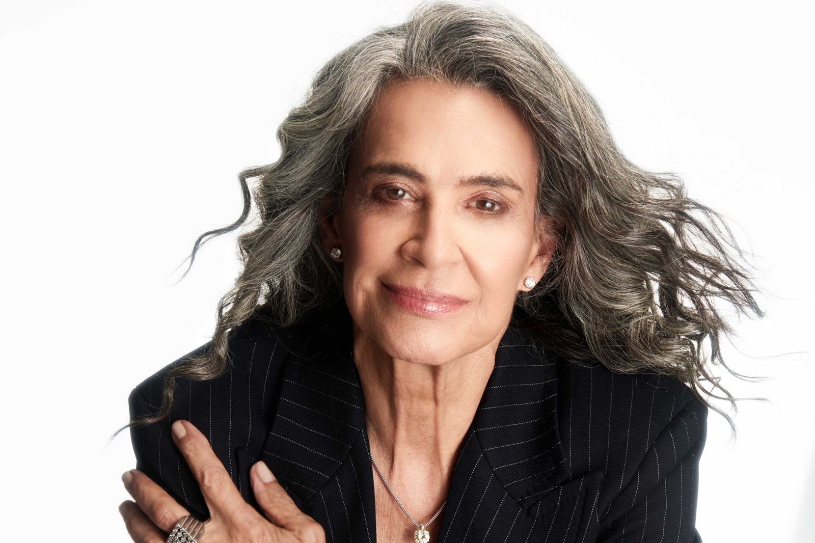 Álbum natalino de Simone comemora 30 anos e cantora interage com os fãs em seu site oficial.