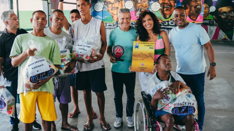 Karinah e Projeto Social da Mangueira promovem ação de Natal com doação de 2 mil cestas básicas na comunidade.