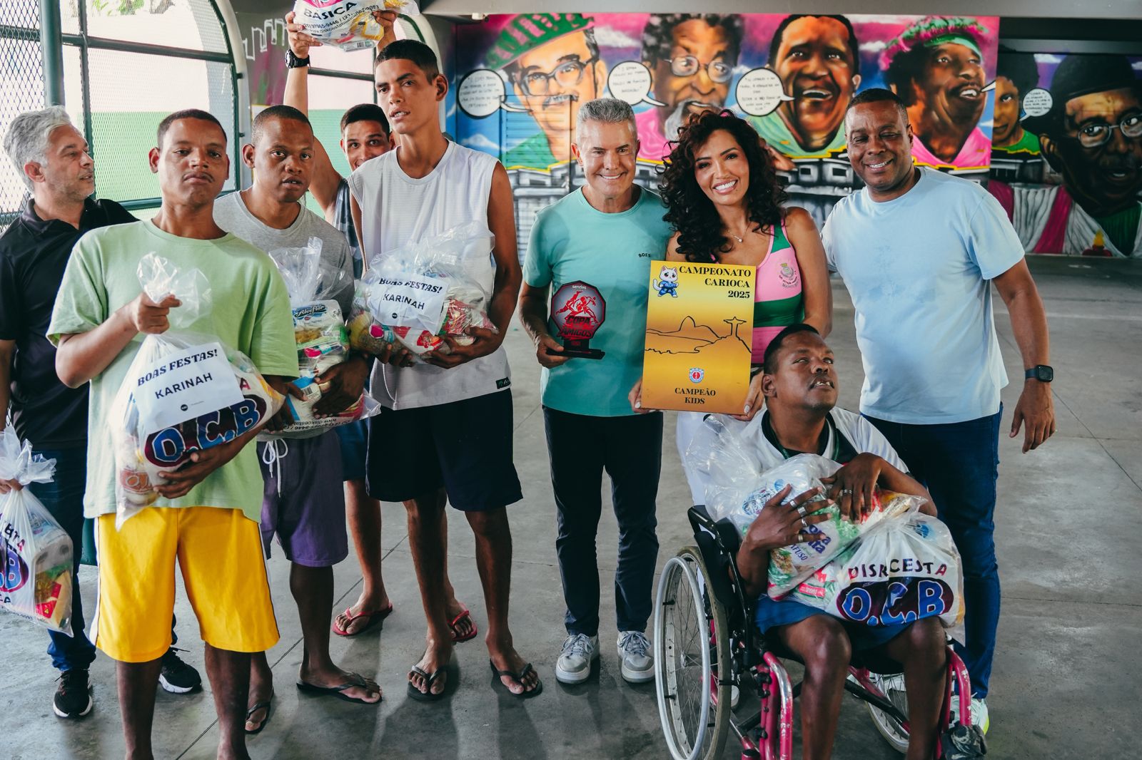 Karinah e Projeto Social da Mangueira promovem ação de Natal com doação de 2 mil cestas básicas na comunidade.