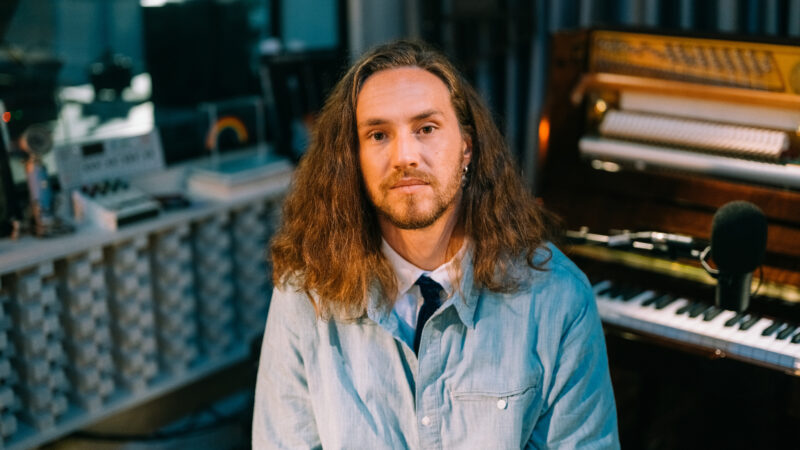 Vitor Kley lança audiovisual completo de “APGC ao vivo na Casa da Colina”