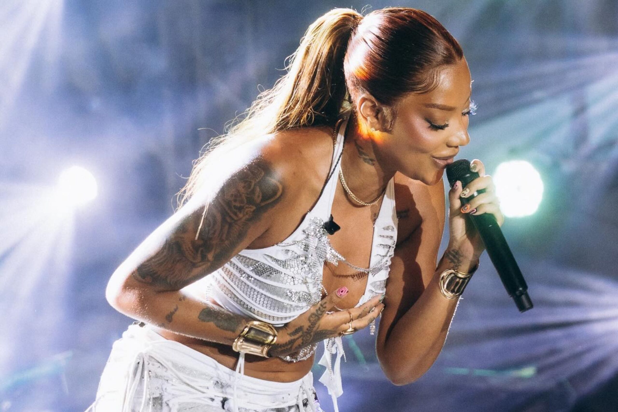 Com público recorde, Ludmilla comanda virada do ano para 700 mil pessoas em Niterói.