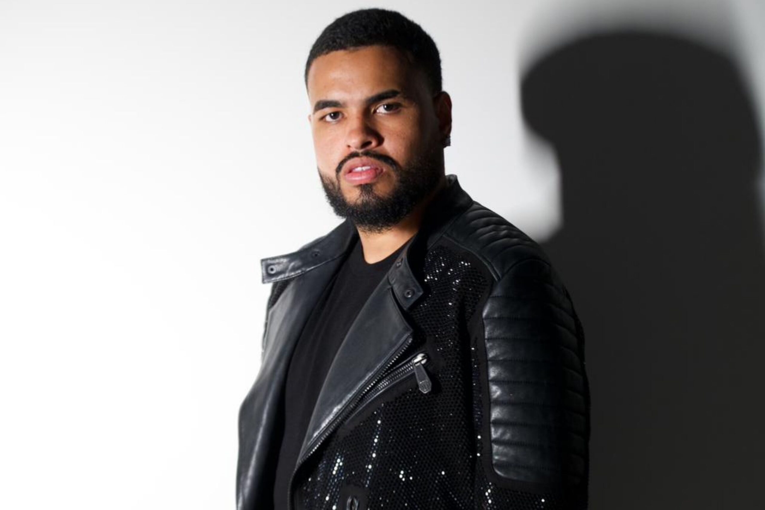 Yan faz dobradinha de shows no Rio neste domingo (18) e embala o verão carioca.