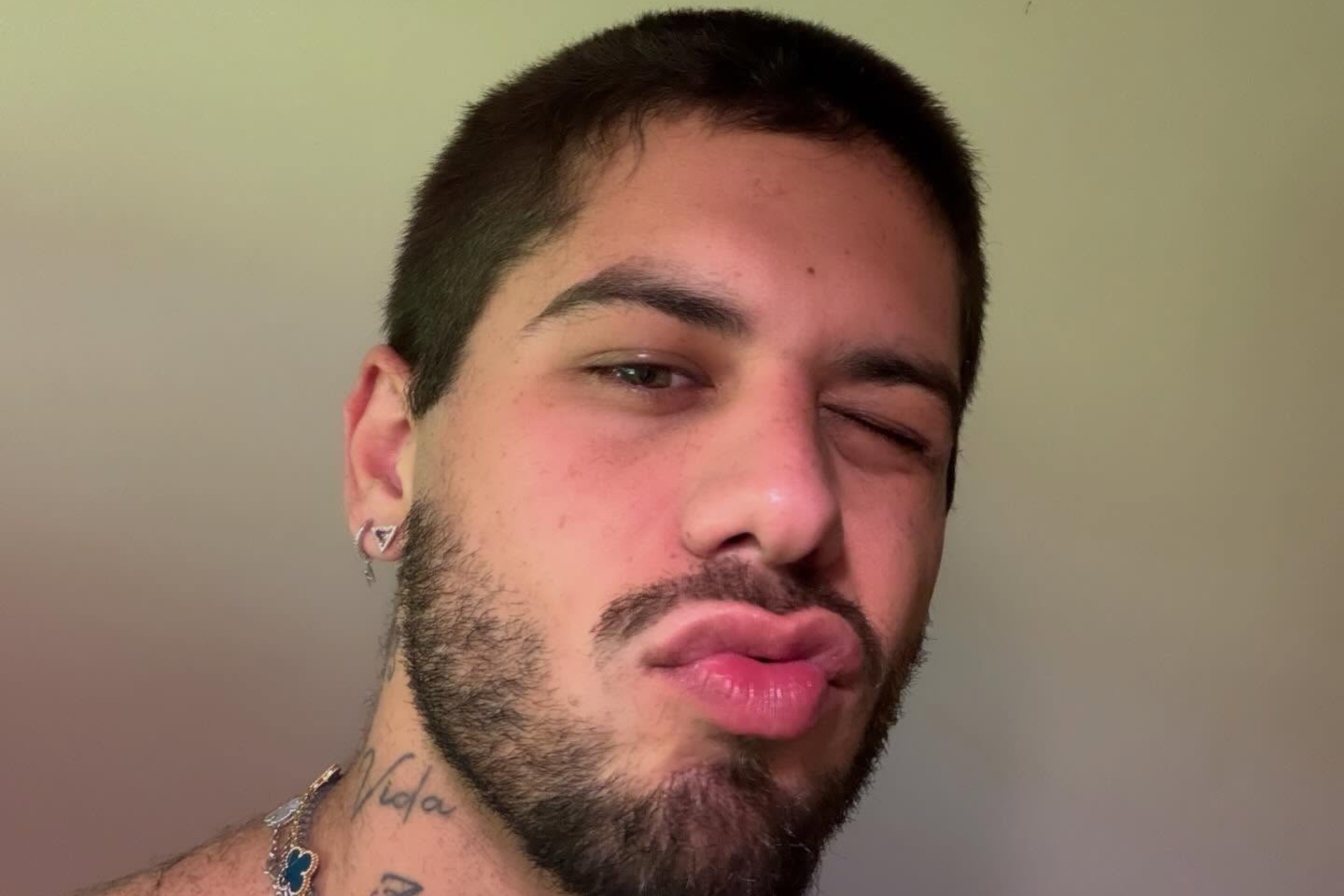 “2026 é abençoado”: Zé Felipe surge de visual novo e agita as redes sociais.