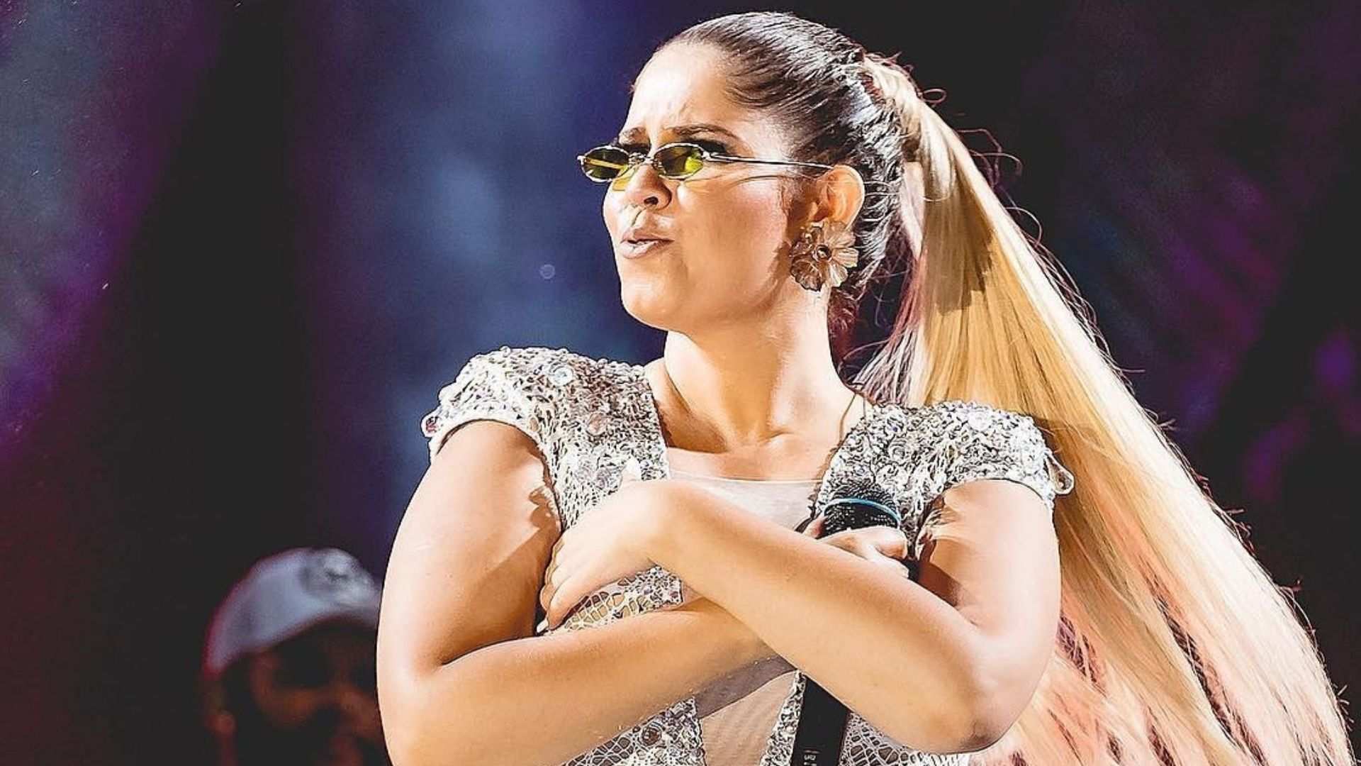 Marília Mendonça leva sofrência para o carnaval com lançamento póstumo inédito.