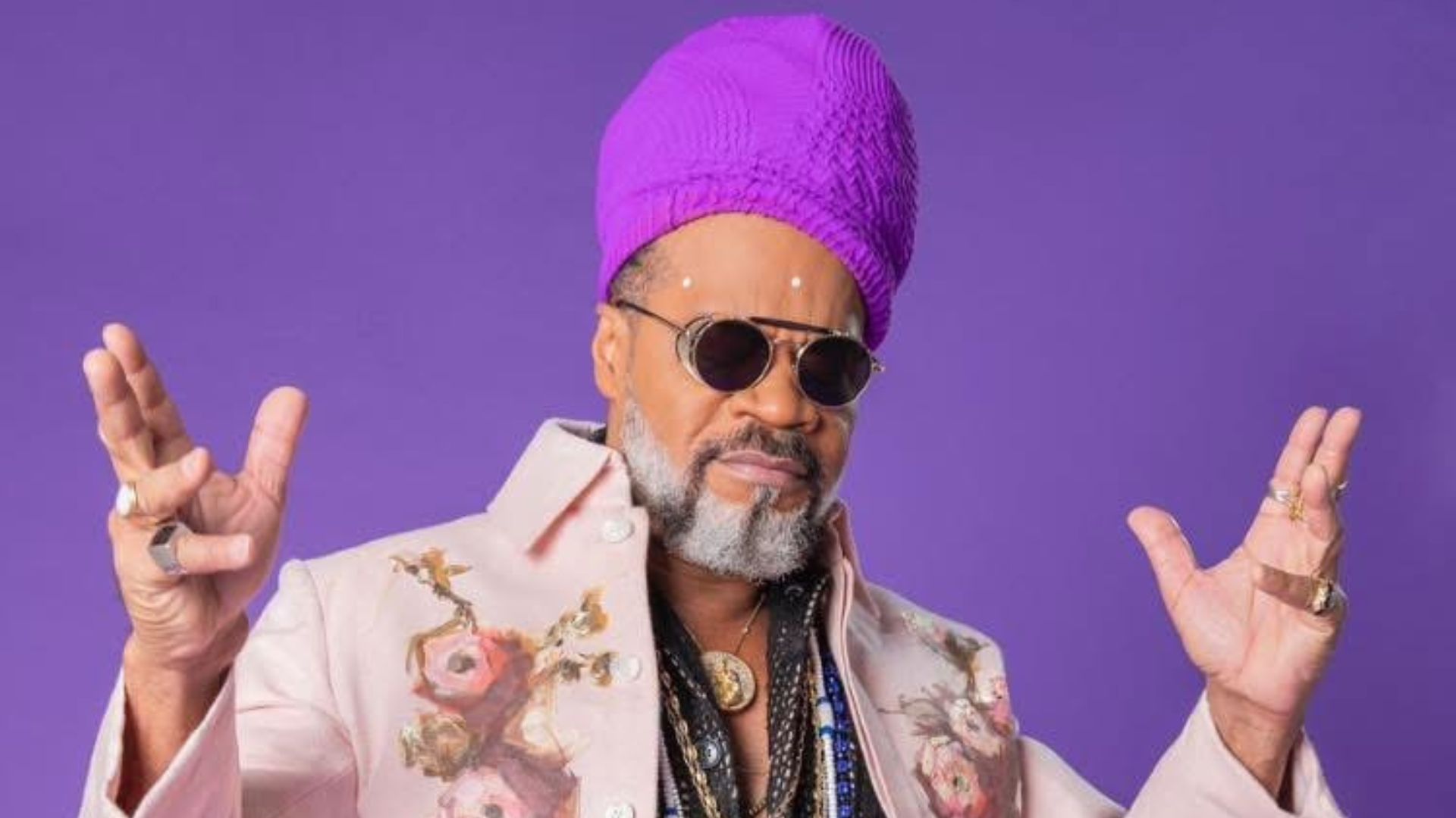 EletroCarnaBrown: Carlinhos Brown lança álbum com releituras de hits em parceria com Deeplick para o Carnaval.