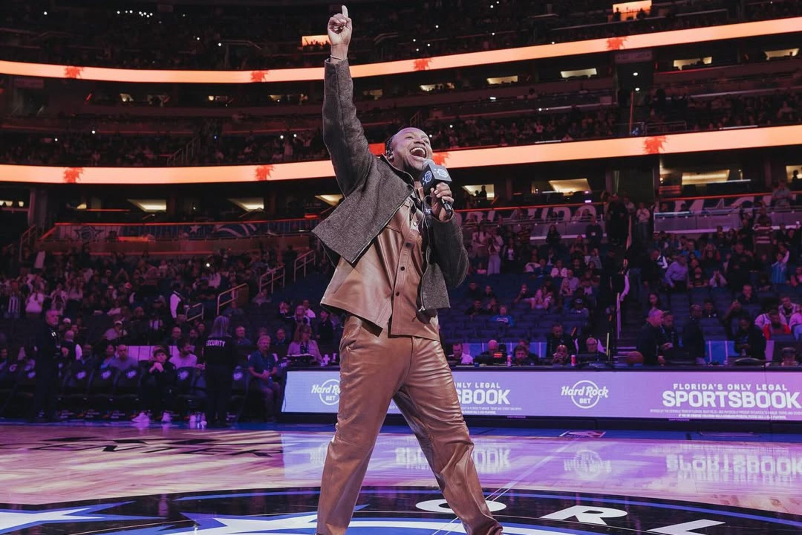 Histórico! Thiaguinho faz história ao cantar pagode durante jogo da NBA em Orlando.
