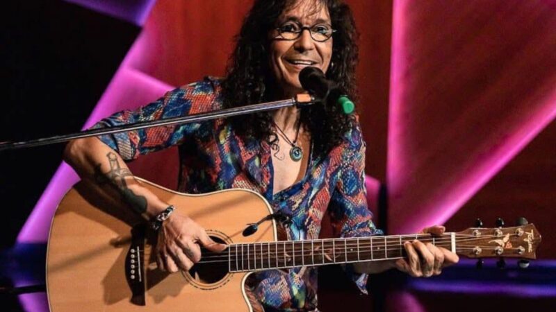 Nova aposta do Carnaval composta por Roberta Miranda, “Piscadinha” é lançada por Luiz Caldas.