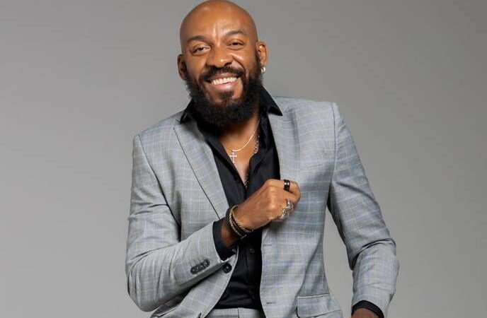 Almir canta Guineto.