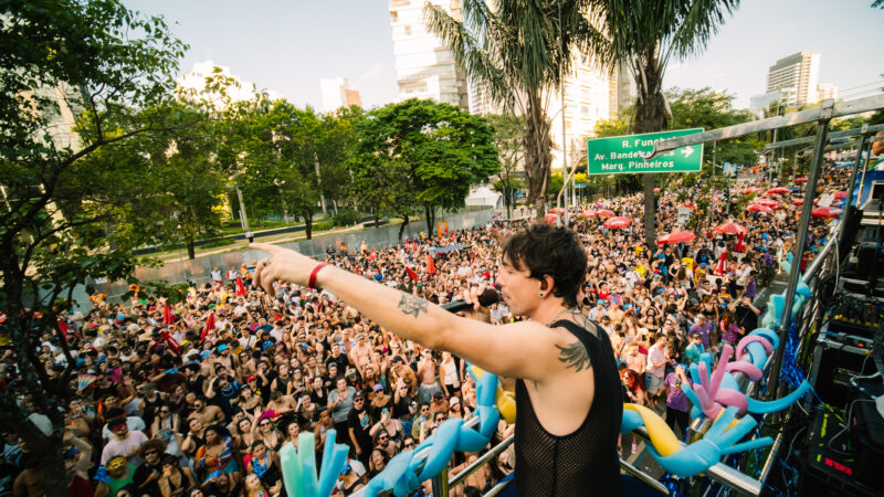Di Ferrero coloca o trio “Se Fui Triste, Não Me Lembro” na rua, pelo segundo ano consecutivo, no Carnaval de São Paulo.