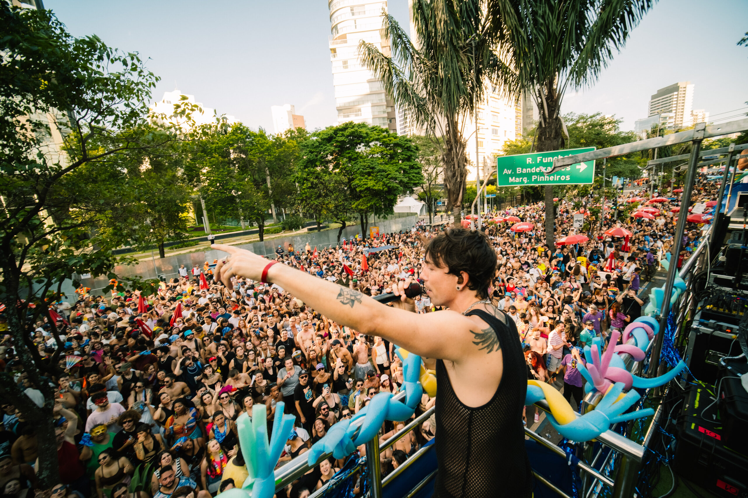 Di Ferrero coloca o trio “Se Fui Triste, Não Me Lembro” na rua, pelo segundo ano consecutivo, no Carnaval de São Paulo.