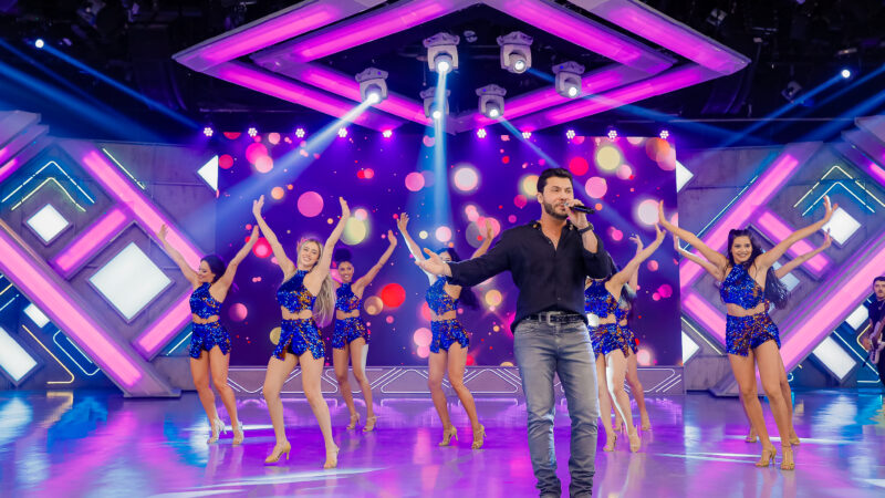 Murilo Huff agita programação da TV com participação especial no Domingo Legal.