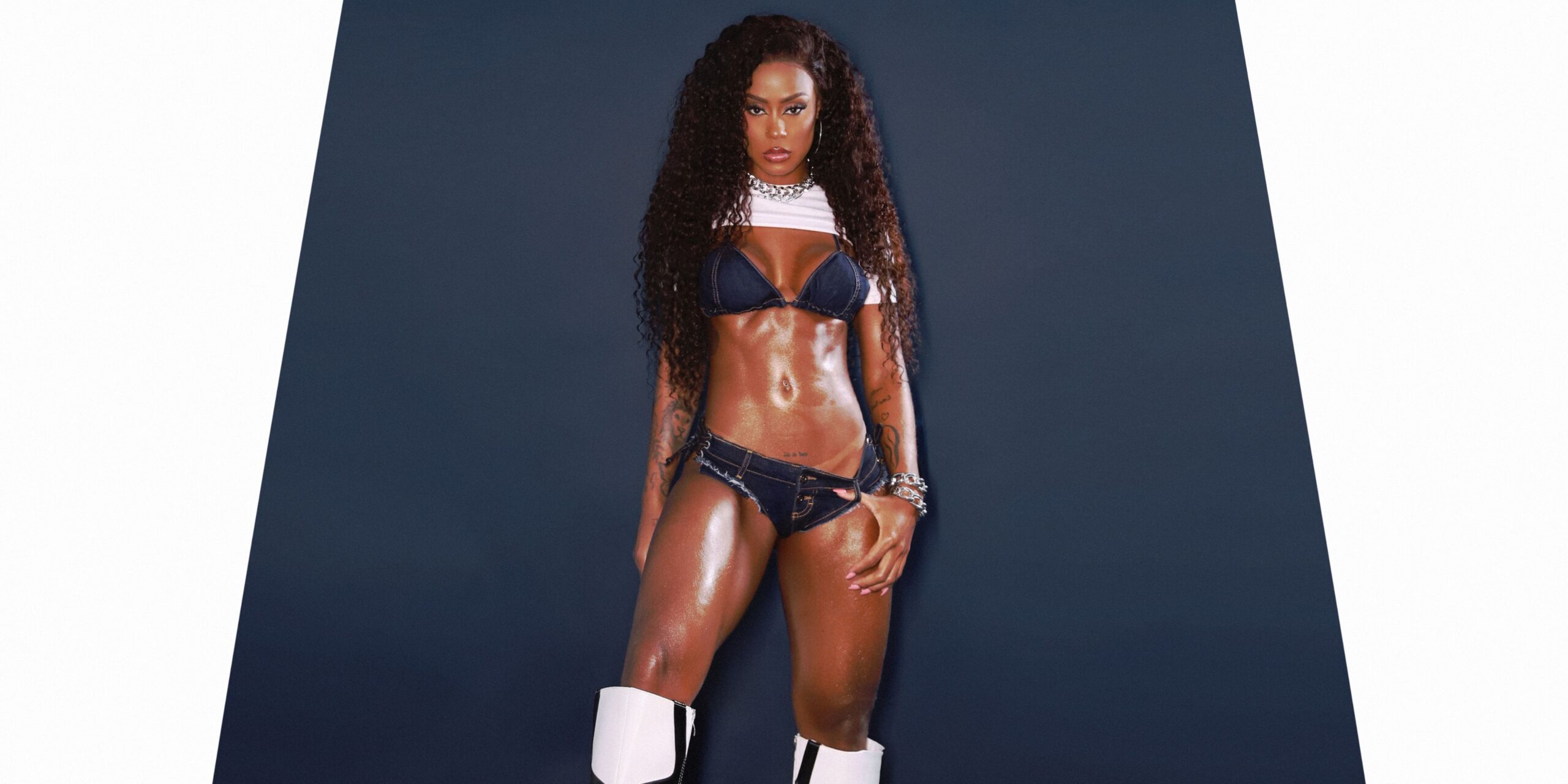 Rebecca lança EP de Carnaval.