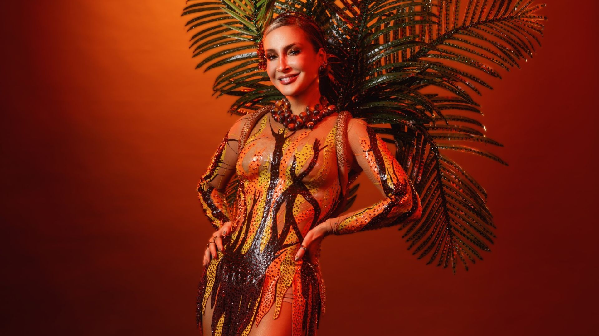 Claudia Leitte espalha dendê pela avenida, em seu primeiro dia de folia em Salvador.