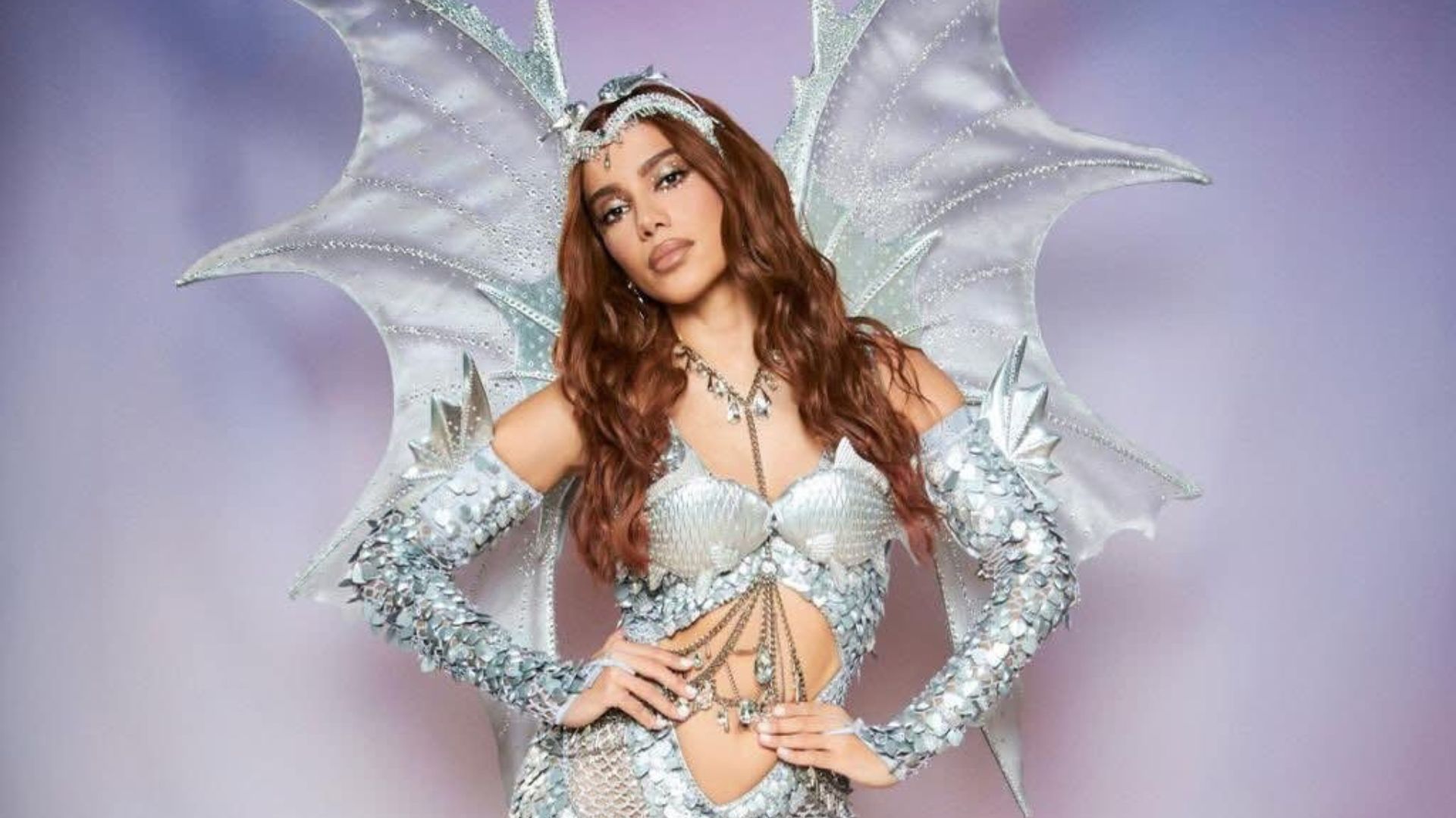 Bloco da Anitta: Cantora homenageia signo de peixes com figurino em Salvador.