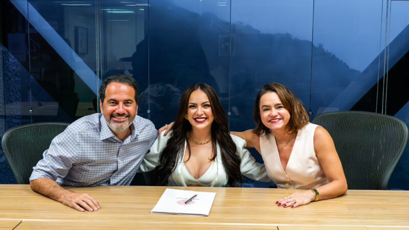 Força feminina do brega, Raphaela Santos assina com a Sony Music Brasil e anuncia parceria com Ludmilla em primeiro single do novo projeto.