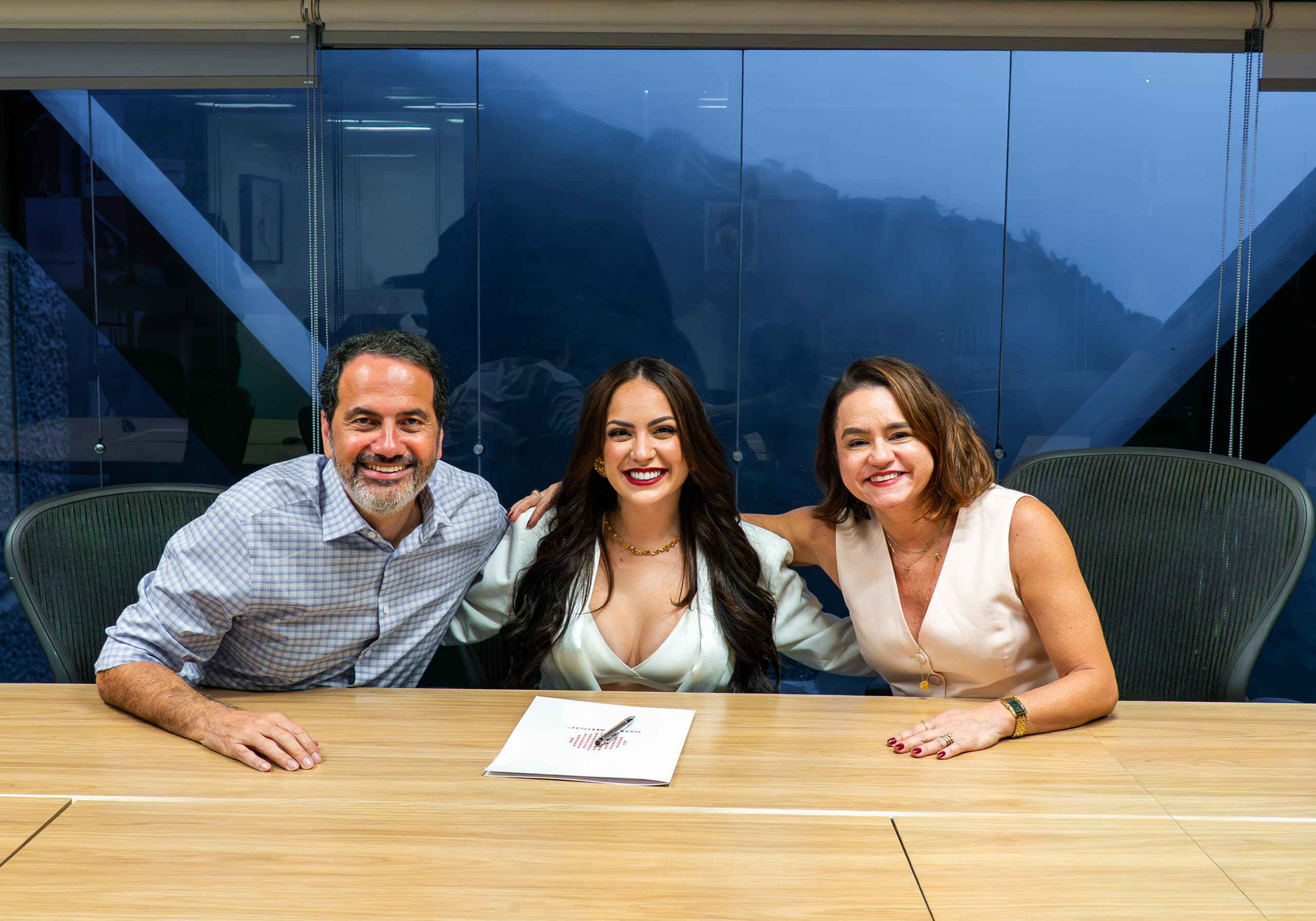 Força feminina do brega, Raphaela Santos assina com a Sony Music Brasil e anuncia parceria com Ludmilla em primeiro single do novo projeto.