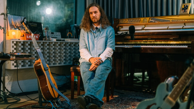 Vitor Kley lança álbum “APGC ao vivo na Casa da Colina”