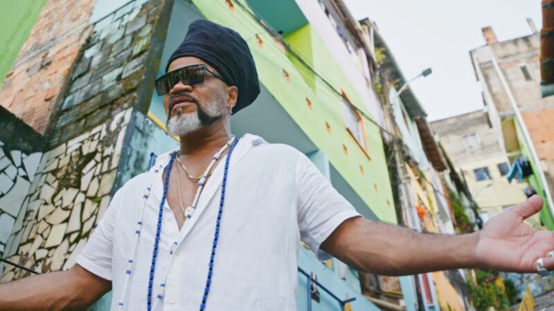 Nova série documental “Carlinhos Brown em Meia Lua Inteira” estreia dia 14 de abril na HBO e HBO Max.